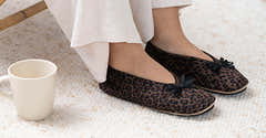 Chaussons Pantoufles Isotoner Femme - Semelle Ergonomique à Mémoire De Forme, Soutien De La Voûte Plantaire, Lavables (Charentaises) - 5